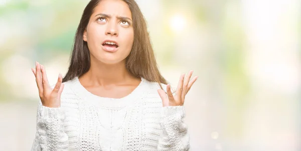 Junge Schöne Arabische Frau Winterpullover Über Isoliertem Hintergrund Verrückt Und — Stockfoto