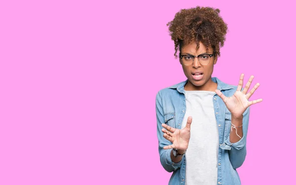 Mooie Jonge African American Vrouw Het Dragen Van Bril Geïsoleerde — Stockfoto