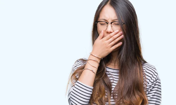 Mujer Asiática Joven Con Gafas Sobre Fondo Aislado Aburrido Bostezo — Foto de Stock