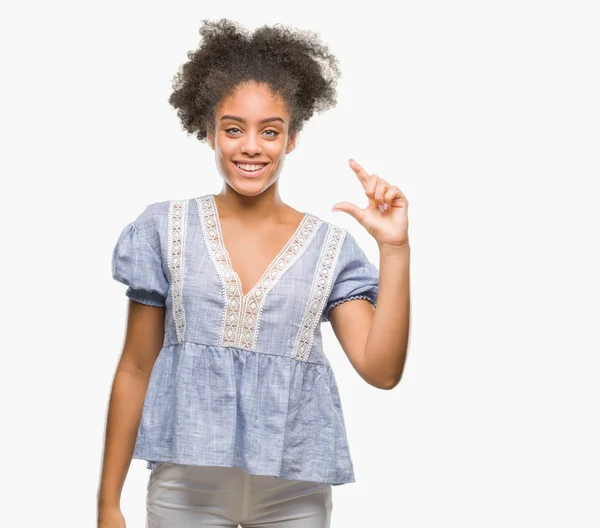 Jovem Afro Americana Sobre Fundo Isolado Sorrindo Gestos Confiantes Com — Fotografia de Stock