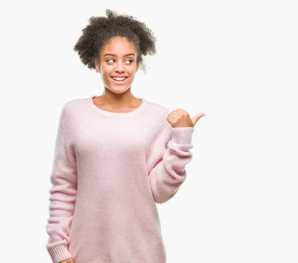 Jovem Afro Americana Vestindo Camisola Inverno Sobre Fundo Isolado Sorrindo — Fotografia de Stock