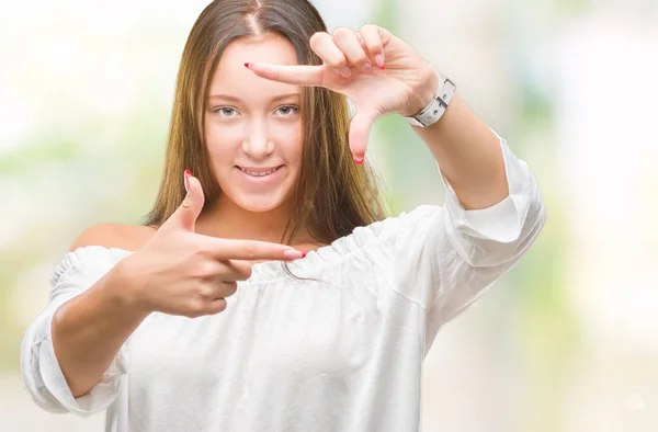 Mujer Hermosa Caucásica Joven Sobre Fondo Aislado Sonriendo Haciendo Marco —  Fotos de Stock