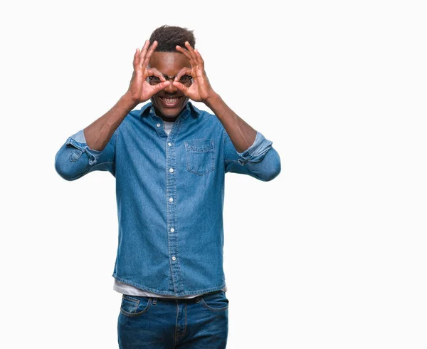 Jovem Afro Americano Sobre Fundo Isolado Fazendo Gesto Como Binóculos — Fotografia de Stock