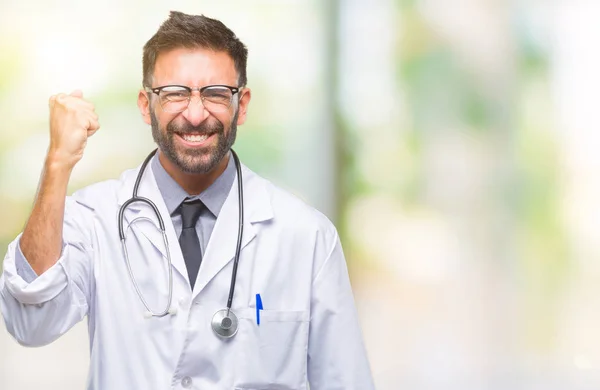 Hombre Médico Hispano Adulto Sobre Fondo Aislado Enojado Loco Levantando —  Fotos de Stock