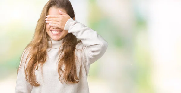 Giovane Bella Donna Bruna Indossa Maglione Dolcevita Sfondo Isolato Sorridente — Foto Stock