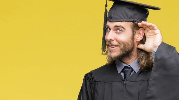 Jovem Bonito Graduado Homem Com Cabelos Longos Sobre Fundo Isolado — Fotografia de Stock