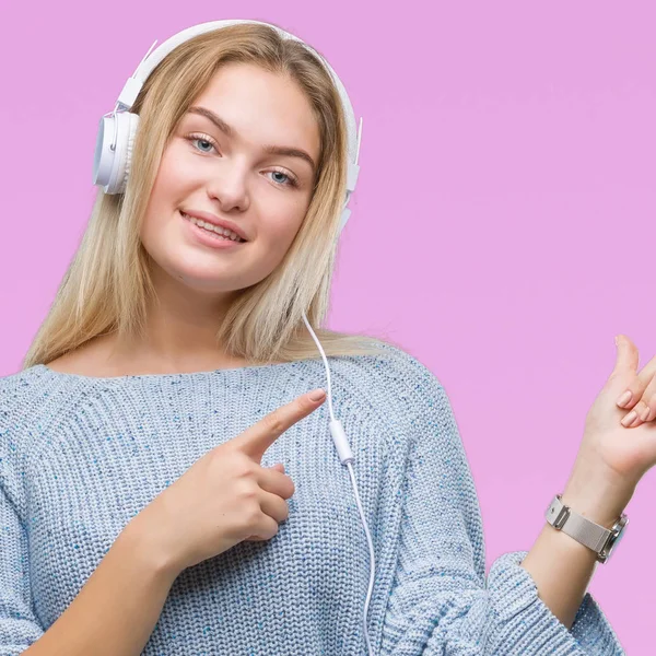 Unga Kaukasiska Kvinna Musiklyssnande Bär Hörlurar Över Isolerade Bakgrund Leende — Stockfoto