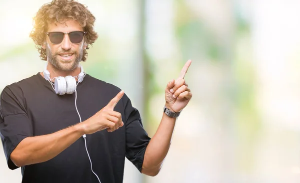 Hombre Hispano Guapo Escuchando Música Usando Auriculares Sobre Fondo Aislado —  Fotos de Stock
