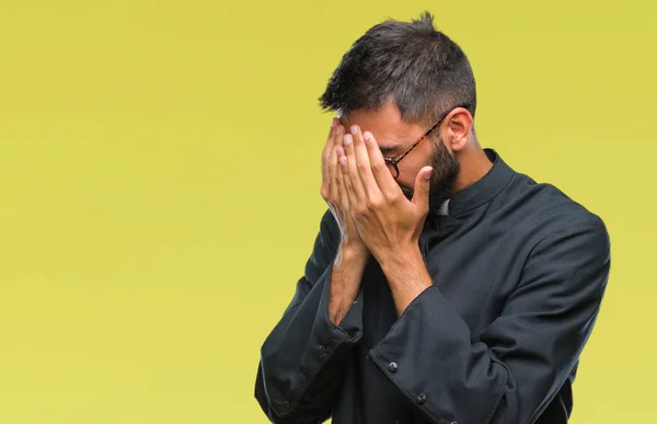 Pro Dospělé Hispánský Katolický Kněz Muž Nad Izolované Pozadí Smutným — Stock fotografie