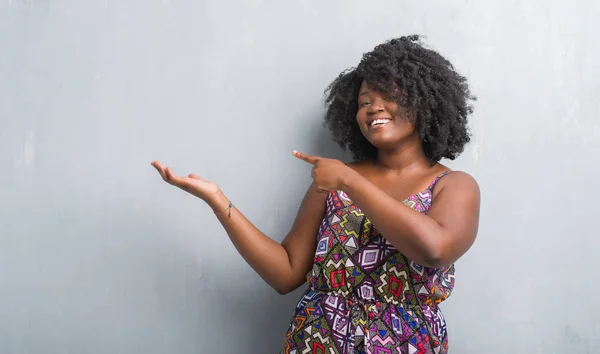 Молодая Африканская Американка Серой Гранж Стене Красочном Платье Удивлена Улыбается — стоковое фото
