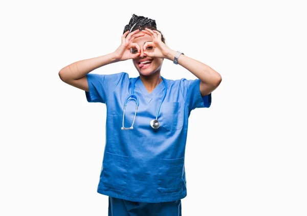 年轻的编织头发非洲裔美国女孩专业外科医生在孤立的背景做确定的手势像双筒望远镜伸出舌头 眼睛通过手指看 疯狂的表达 — 图库照片