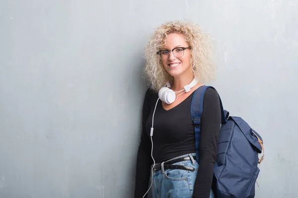 Junge Blonde Frau Über Grunge Grauer Wand Mit Rucksack Und — Stockfoto
