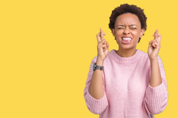 Linda Jovem Afro Americana Sobre Fundo Isolado Sorrindo Cruzando Dedos — Fotografia de Stock