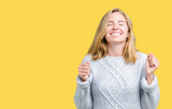 Hermosa Mujer Joven Con Suéter Invierno Sobre Fondo Aislado Emocionada —  Fotos de Stock