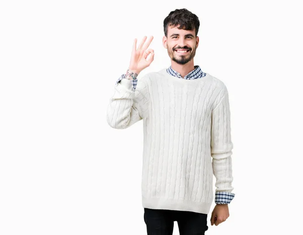 年轻英俊的男子穿着冬季毛衣在孤立的背景微笑积极做 标志与手和手指 成功表达式 — 图库照片