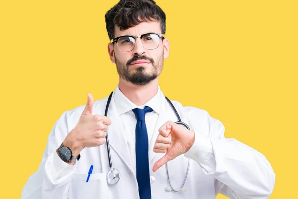 Joven Doctor Vistiendo Abrigo Hospital Sobre Fondo Aislado Haciendo Pulgares —  Fotos de Stock