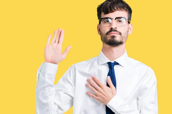 Joven Hombre Negocios Guapo Con Gafas Sobre Fondo Aislado Juramento — Foto de Stock