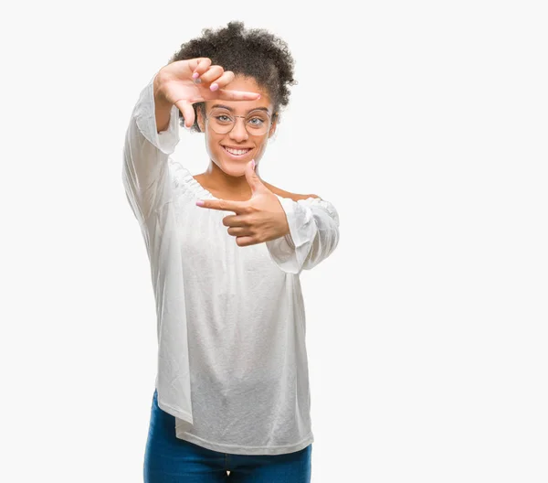 若いアフロのアメリカ人の女性は笑顔と幸せそうな顔で指手作りフレーム分離の背景にメガネを着用します 創造性と写真のコンセプト — ストック写真
