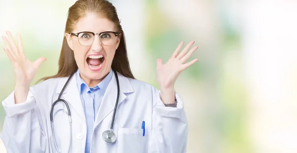 Középkorú Érett Doktor Visel Orvosi Kabát Mint Háttér Ünneplő Őrült — Stock Fotó