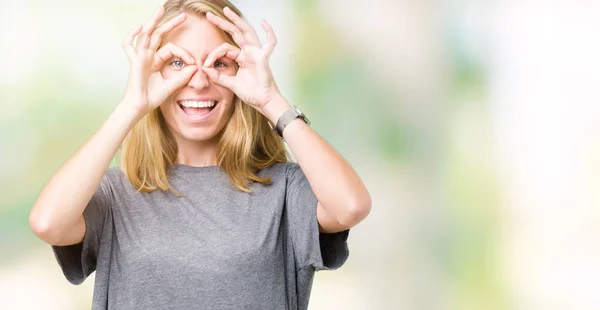 Belle Jeune Femme Portant Shirt Décontracté Surdimensionné Sur Fond Isolé — Photo