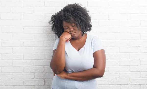 Joven Afroamericano Más Tamaño Mujer Sobre Pared Ladrillo Blanco Pensando — Foto de Stock