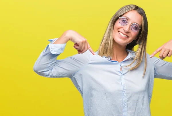 Ung Vacker Kvinna Som Bär Solglasögon Över Isolerade Bakgrund Ser — Stockfoto