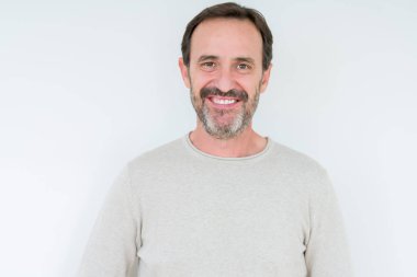 Yüzünde gülümseme izole arka plan ile bir mutlu ve serin üzerinde zarif komuta sizde. Şanslı kişi.