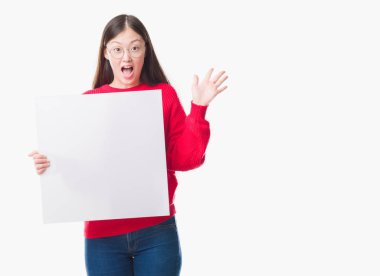 Genç Çinli kadın yüzünden büyük gülümseme ile çığlık zaferini kutluyor ve ellerini kaldırdı boş afiş çok mutlu ve heyecanlı, kazanan ifade holding arka plan izole