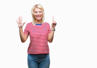 Genç güzel sarışın kadın gösterilen ve parmakları ile işaret izole arka plan yüzünden kendinden emin ve mutlu gülümseyerek süre 6 numara.