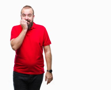 Genç beyaz hipster adam stresli ve gergin elle çivi ısırma ağzına bakarak izole arka plan üzerinde kırmızı gömlek giymiş. Anksiyete sorunu.