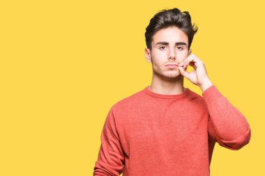 Yakışıklı delikanlı izole arka plan ağız ve dudaklar üzerinde parmak ile ZIP olarak kapatın. Gizli ve sessiz, tabu söz