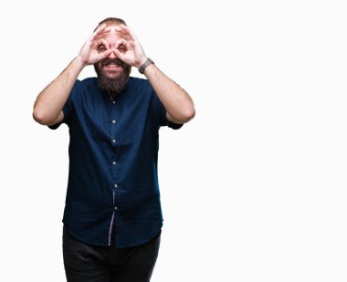 Genç beyaz hipster adam izole arka plan, dilini parmaklarının arasından baktığını yapışmasını dürbün gibi ok jest yapıyor. Deli ifade.