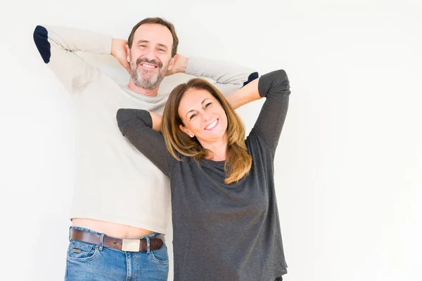 Casal Meia Idade Bonita Amor Sobre Fundo Isolado Relaxante Alongamento — Fotografia de Stock