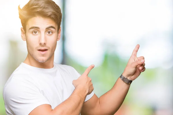 Homem Bonito Jovem Vestindo Camiseta Branca Sobre Fundo Isolado Sorrindo — Fotografia de Stock