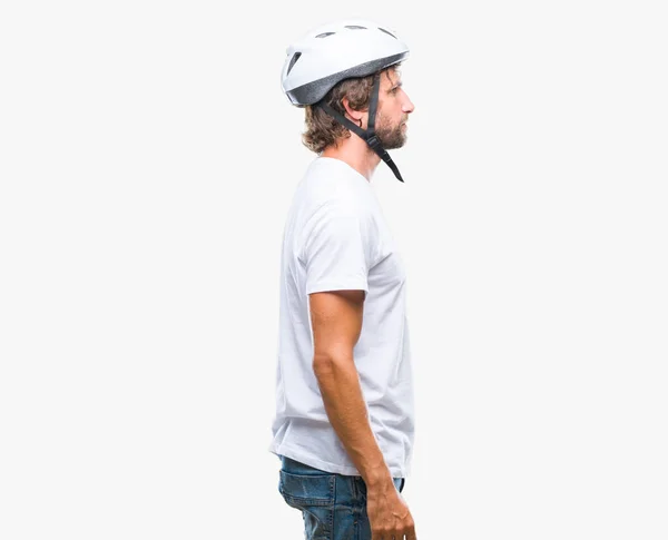 Przystojny Hiszpanin Rowerzysta Człowiek Noszenie Hełmu Ochronnego Białym Tle Patrząc — Zdjęcie stockowe