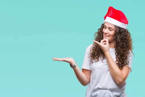 Chica Morena Joven Con Sombrero Navidad Sobre Fondo Aislado Sorprendido — Foto de Stock