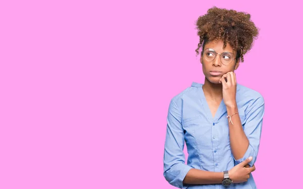 Mooie Jonge Afro Amerikaanse Zakenvrouw Geïsoleerde Achtergrond Met Hand Kin — Stockfoto