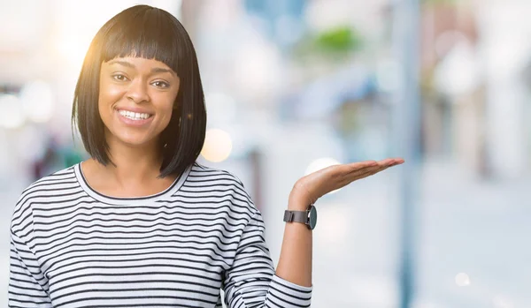 Hermosa Joven Afroamericana Mujer Con Rayas Suéter Sobre Fondo Aislado — Foto de Stock