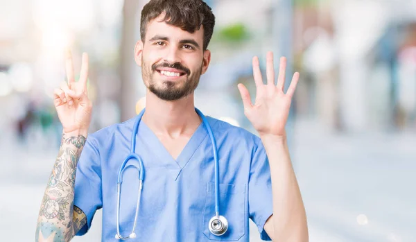 Junge Hübsche Krankenschwester Mann Trägt Chirurgenuniform Über Isoliertem Hintergrund Zeigt — Stockfoto