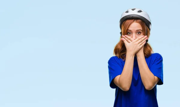 Bisikletçi Kask Üzerinde Giyen Genç Güzel Kadın Arka Plan Ağız — Stok fotoğraf