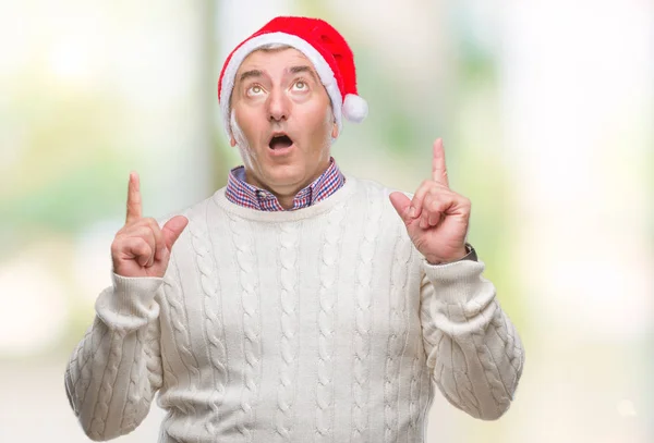 Hombre Mayor Guapo Con Sombrero Navidad Sobre Fondo Aislado Asombrado — Foto de Stock