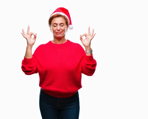 活跃的高级高加索红发妇女戴着圣诞帽在孤立的背景放松和微笑与眼睛闭着做冥想手势用手指 瑜伽概念 — 图库照片