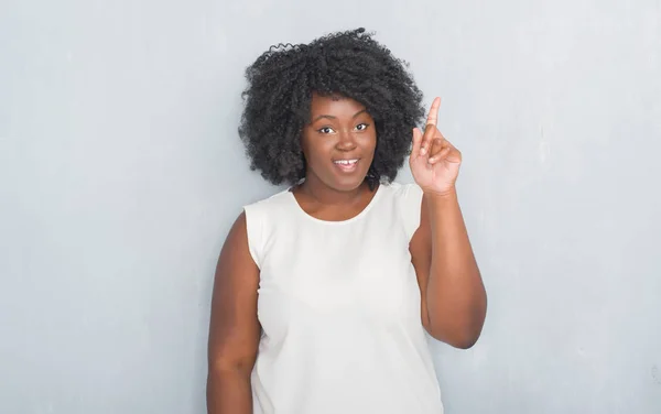 Unga Afroamerikanska Kvinnan Över Grå Grunge Väggen Pekar Finger Med — Stockfoto