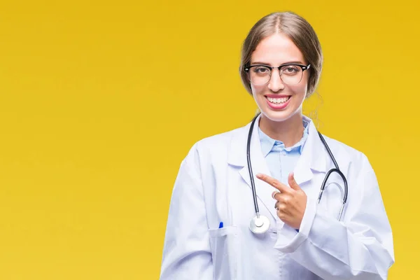 Όμορφη Νεαρή Ξανθιά Γιατρό Γυναίκα Φοράει Ιατρική Στολή Πέρα Από — Φωτογραφία Αρχείου