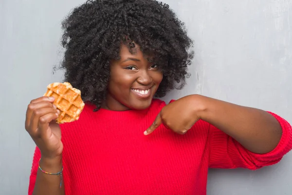 Junge Afrikanisch Amerikanische Frau Über Grauer Grunge Wand Beim Essen — Stockfoto