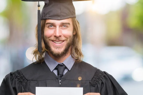 Jovem Bonito Graduado Homem Com Cabelos Longos Segurando Papel Branco — Fotografia de Stock