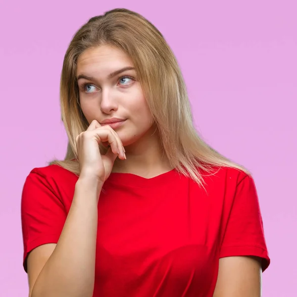 Giovane Donna Caucasica Sfondo Isolato Con Mano Sul Mento Pensando — Foto Stock