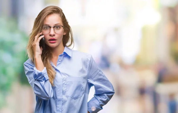 Joven Mujer Negocios Rubia Hermosa Llamando Usando Teléfono Inteligente Sobre — Foto de Stock