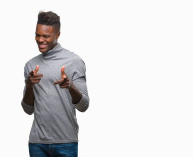 Afrikalı-Amerikalı genç fotoğraf makinesi ile mutlu ve komik yüz için parmakları işaret izole arka plan üzerinde. İyi enerji ve vibes.