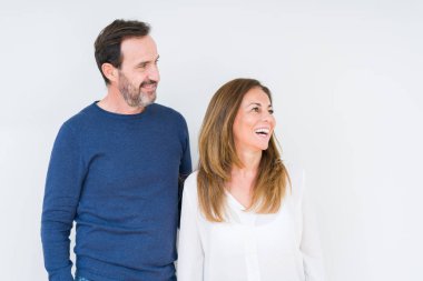 Güzel orta yaş kaç izole arka plan uzakta yanında seyir üzerinde aşk içinde yüzünde, doğal ifade gülümse. Kendine güvenen gülüyor.